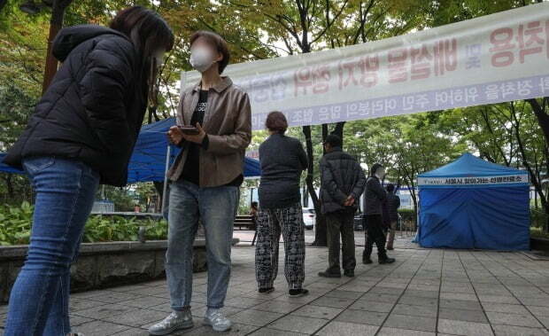 19일 오전 서울 영등포구 중마루공원에 마련된 찾아가는 선별진료소에서 전통시장 상인 등 시민들이 검사를 받기 위해 줄을 서있다. /사진=뉴스1