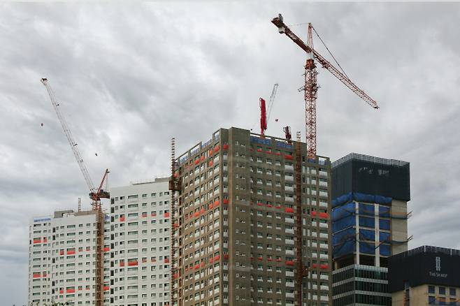 취업이라는 큰 산을 넘은 강릉 소녀들의 최대 고민은 이제 ‘내 집 마련’이다. 치솟는 수도권 집값으로 출신과 관계없이 청년층에게 내 집 마련은 요원해졌지만 지방 출신 청년들의 출발선은 서울 출신들보다 뒤에 그어져 있다, 사진 이미지컷 Unsplash @Dale Choi