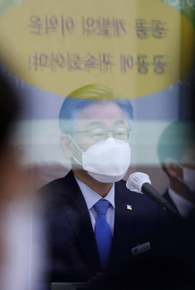 더불어민주당 대선 후보인 이재명 경기지사가 18일 오후 경기도 수원시 팔달구 경기도청 대회의실에서 열린 2021년 국회 행정안전위원회의 경기도에 대한 국정감사에서 의원들의 질의를 경청하고 있다.국회사진기자단