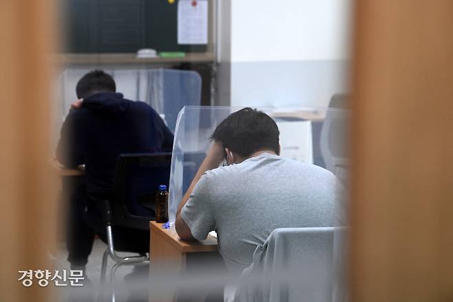 지난 9월 1일 오전 서울 신촌 종로학원에서 수험생들이 9월 모의평가 시험을 보고 있다./사진공동취재단