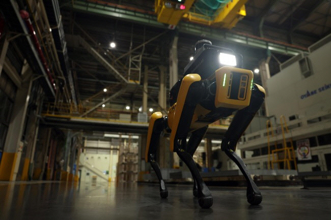 　현대차그룹의 4족 보행 로봇 ‘스팟’이 지난 17일 기아 오토랜드 광명 공장을 순찰하고 있다. 스팟은 인공지능 기반 소프트웨어를 탑재해 출입구 개폐 여부, 외부인 무단침입 등을 감지할 수 있다. 현대차그룹 제공
