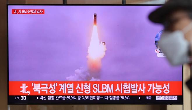 19일 오후 서울역 대합실에 설치된 모니터에서 북한의 단거리 탄도미사일 발사 관련 뉴스가 나오고 있다.   연합뉴스