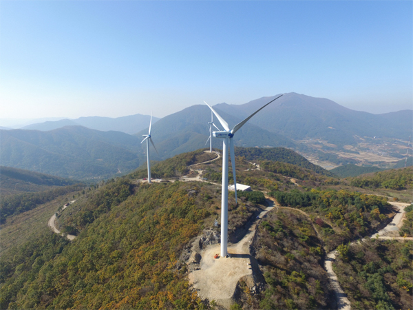 한국서부발전이 2015년 16메가와트(MW) 규모로 준공해 가동하고 있는 전남 화순의 풍력발전소. 
 [사진 제공 = 한국서부발전]