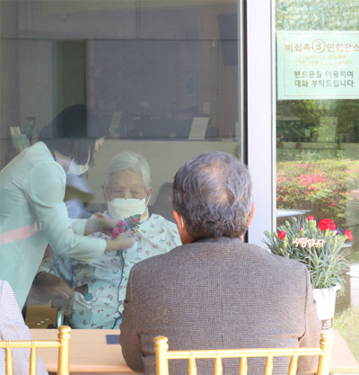 강남구의 한 행복요양병원에서 비접촉 면회 중인 환자와 가족 모습. 본 기사와 관련 없음. [매경DB]