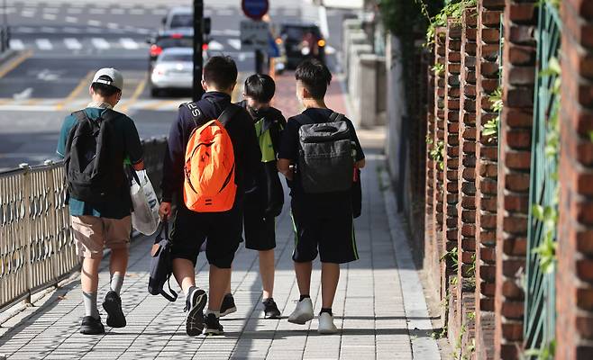 지난 달 23일 오후 서울 강남구 대치동의 한 중·고등학교에서 학생들이 하교를 하고 있다. [연합]