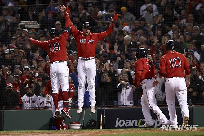 [보스턴=AP/뉴시스] 카일 슈와버(왼쪽)의 만루 홈런이 터진 후 기뻐하는 보스턴 레드삭스 선수들.