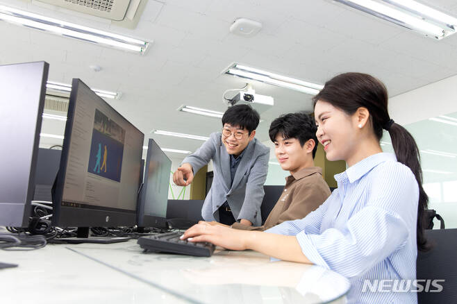 [성남=뉴시스]가천대 소프트웨어 전용 강의실에서 소프트웨어 전공 학생들이 교수의 지도에 따라 코딩을 하고 있다.