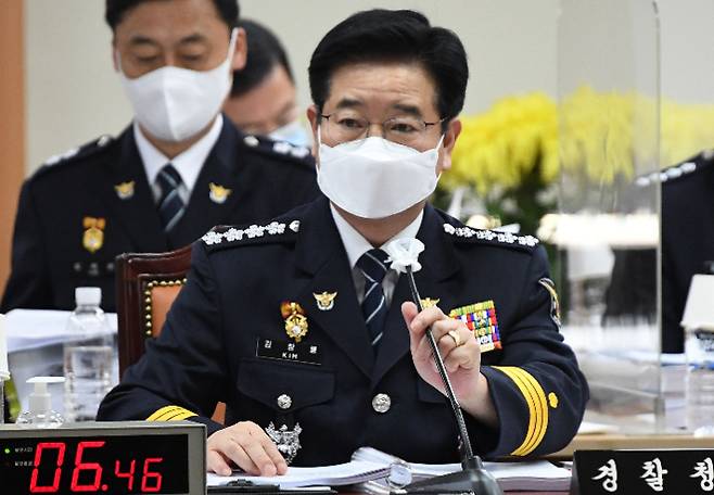 김창룡 경찰청장이 지난 5일 서울 서대문구 경찰청에서 열린 국회 행정안전위원회의 경찰청 국정감사에서 질의에 답하는 모습. 국회사진취재단
