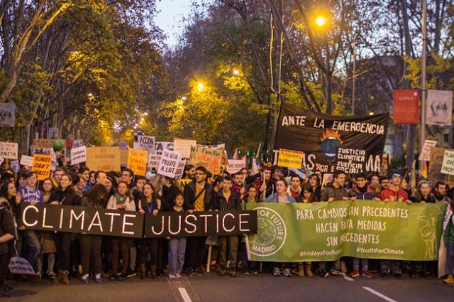 ▲ 2019년 25차 기후변화협약 당사국총회가 열린 스페인 마드리드에 모인 전 세계 기후 활동가들이 '기후정의'를 요구하는 현수막을 들고 행진하고 있다. ⓒ지구의벗