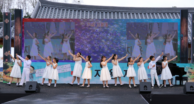▲제34회 지용제에서 정순철 어린이 합창단이 축하 공연을 했다. ⓒ옥천군