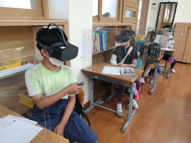 ▲경기 수원 우만초등학교에서 VR을 활용한 생존수영교육이 진행 중이다. ⓒ우만초등학교