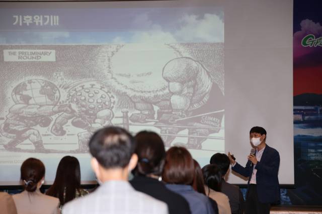▲포스텍 환경공학부 국종성 교수가 교육을 실시하고 있다.ⓒ포항시 제공