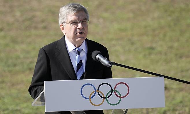 토마스 바흐 국제올림픽위원회(IOC) 위원장이 18일(현지시간) 그리스 남서부 고대 올림픽의 발상지인 고대 올림피아에서 열린 2022 베이징 동계올림픽 성화 채화 행사에 참석해 연설하고 있다. 올림피아=AP뉴시스