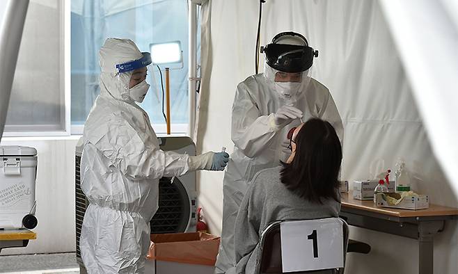 지난 15일 대구 수성구 보건소 선별진료소에서 시민들이 코로나19 진단검사를 받고 있다. 뉴시스
