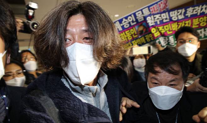 미국에 체류 중이던 대장동 개발 로비·특혜 의혹의 핵심 인물 남욱 변호사가 18일 인천국제공항 제2여객터미널로 귀국해 검찰에 체포된 뒤 서울중앙지검으로 압송되고 있다. 연합뉴스