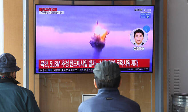 북한이 탄도미사일을 발사한 19일 서울역에서 시민들이 관련 방송을 시청하고 있다. 남제현 선임기자