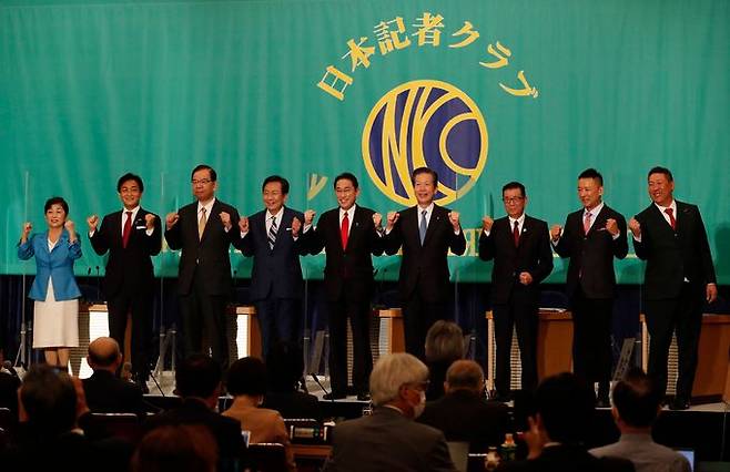 일본 수도 도쿄의 일본기자클럽에서 18일 열린 총선 토론회에 참가한 9개 정당 대표들이 사진 촬영을 위해 포즈를 취하고 있다. 도쿄 AFP=연합뉴스