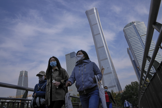 중국 베이징의 중심가에서 시민들이 마스크를 쓴채 출근길을 서두르고 있다. /AP연합뉴스