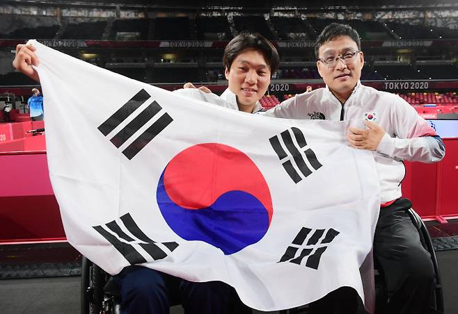 주영대(오른쪽)와 김현욱이 지난 8월 2020 도쿄패럴림픽 탁구 남자 단식 결승전에서 각각 금메달과 은메달을 차지한 후 기념촬영을 하고 있다. 도쿄패럴림픽사진공동취재단