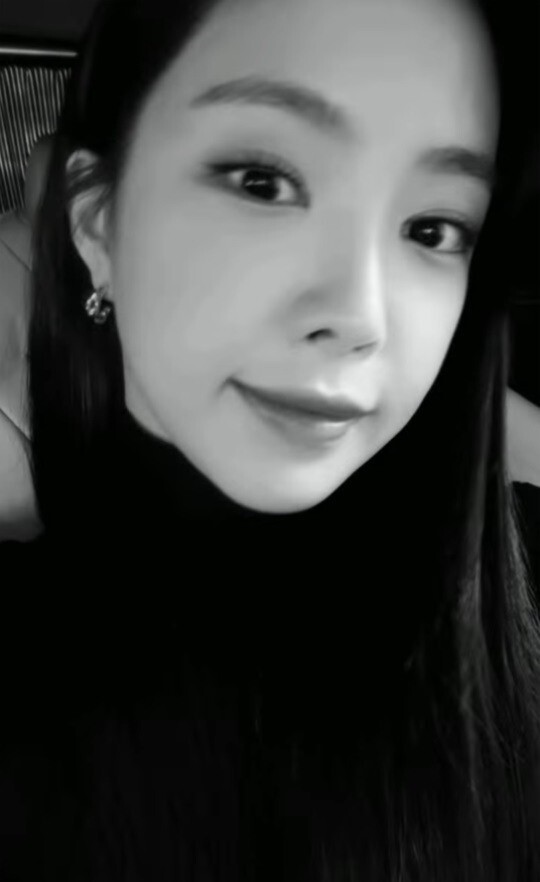 Son Na-eun posted a black and white video on his Instagram Story on Wednesday, with Son Na-eun staring at the camera with long straight hair, with a glamorous features impressive.Son Na-eun is currently appearing on JTBC Drama No Longer Human.No Longer Human is a drama that tells the story of ordinary people who have been doing their best to the light, realizing that they have not been anything at the middle of the downhill of life.