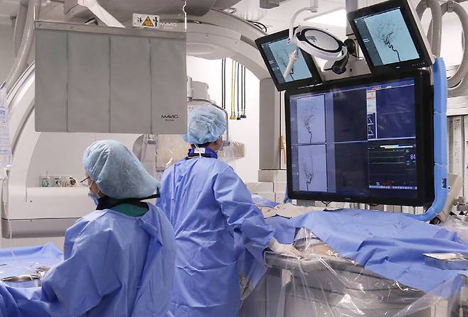 권기훈 인천세종병원 뇌혈관센터 신경외과 과장(오른쪽)이 뇌혈관이 막혀 병원을 찾은 환자에게 뇌혈관조영술을 시행하고 있다.              인천세종병원 제공