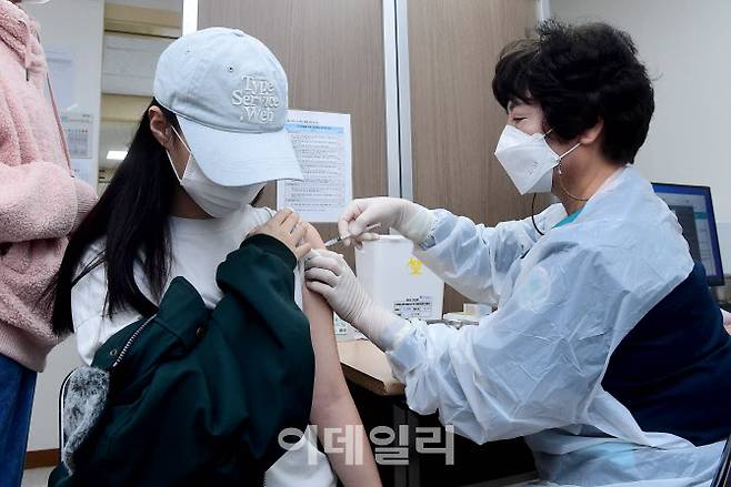 12~17세 소아청소년에 대한 코로나19 백신 접종이 시작된 18일 서울 양천구 홍익병원에서 한 학생이 코로나19 백신접종을 하고 있다. (사진= 사진공동취재단)