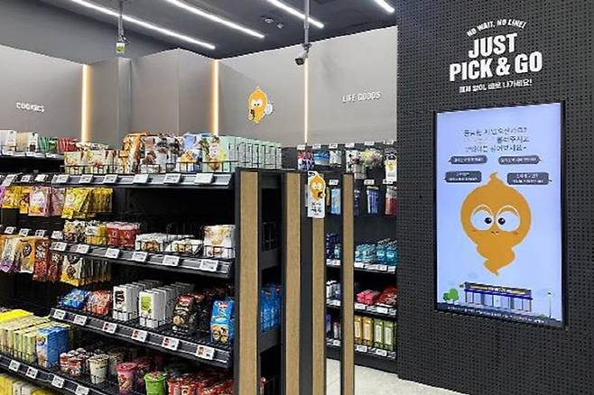 (이마트24 ;완전 스마트 매장‘ 내 솔루엠의 ESL 솔루션이 도입된 모습. (사진=솔루엠)