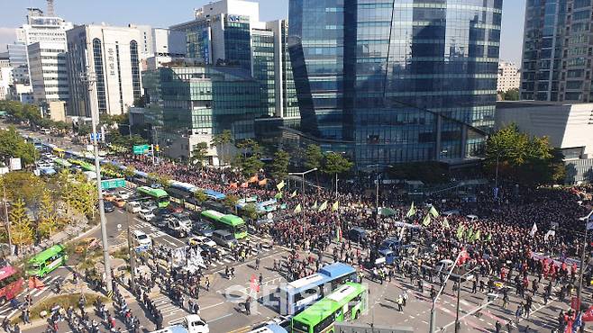 10월 20일 오후 2시쯤 서울 서대문구 인근에서 전국민주노동조합총연맹 회원들이 행진하고 있다. (사진=이소현 기자)