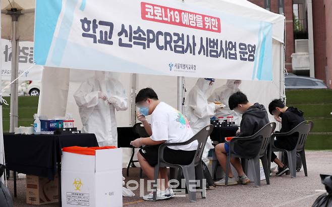 지난달 28일 서울 종로구 동성고등학교에서 학생들이 등교하며 코로나19 검사를 받고 있다.(사진=뉴시스)