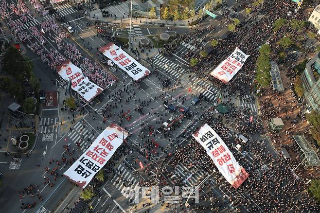 [이데일리 이영훈 기자] 10·20 민주노총 총파업에 참가한 조합원들이 20일 서울 서대문역 인근에 기습 집결해 도로를 점거한 채 집회를 하고 있다.