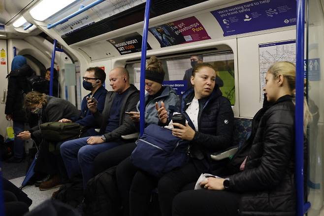 코로나19가 다시 확산하고 있는 영국 런던의 지하철에서 20일 승객 일부가 마스크를 쓰고 있다(사진=AFP)