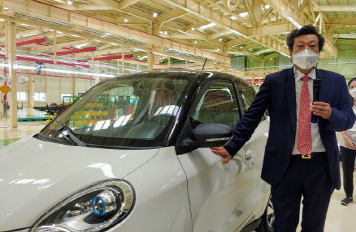 강영권 에디슨모터스 회장이 군산 공장 준공식에서 전기차 생산 계획을 설명하고 있다. (사진=임애신 기자)