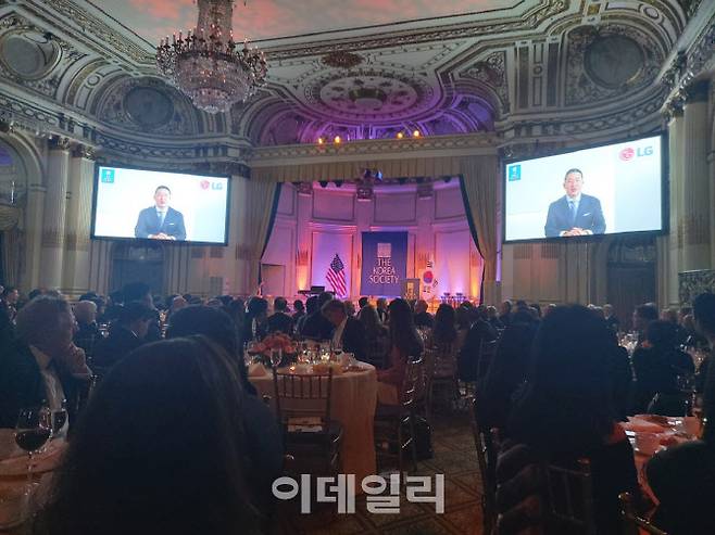 구광모 LG 회장이 19일(현지시간) 미국 뉴욕 맨해튼의 플라자호텔에서 열린 연례 만찬에서 밴플리트상 수상 소감을 화상을 통해 밝히고 있다. (사진=김정남 특파원)