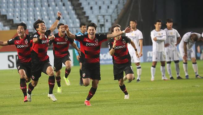 20일 오후 전북 전주월드컵경기장에서 열린 아시아축구연맹(AFC) 챔피언스리그(ACL) 준결승전에서 울산을 승부차기로 누르고 승리가 확정되자 포항 선수들이 환호하고 있다. 사진=연합뉴스