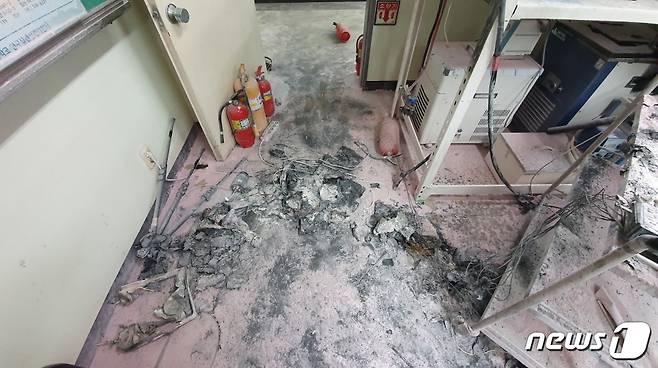 아산의 한 대학 실험실에서 발생한 화재 현장(아산소방서 제공)© 뉴스1