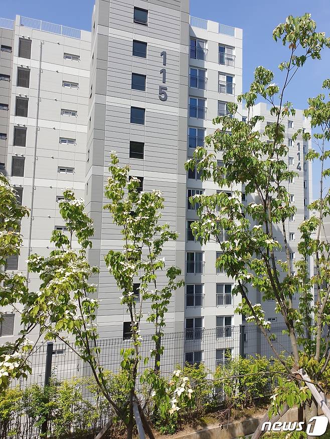 높은 옹벽과 과다 이익 등으로 논란의 중심에 서 있는 성남시 백현동 아파트. © News1 김평석 기자