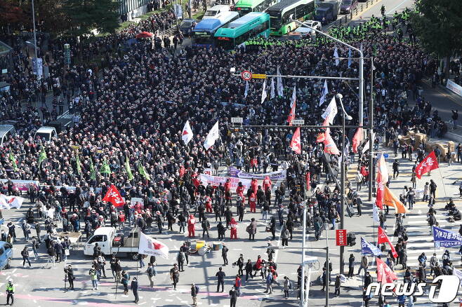 총파업에 돌입한 민주노총 조합원들이 20일 서울 서대문사거리로 행진하고 있다. 2021.10.20/뉴스1 © News1 신웅수 기자