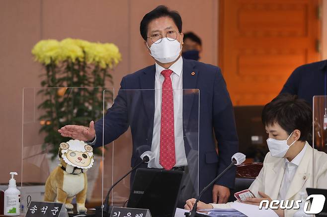 송석준 국민의힘 의원이 20일 경기도 수원시 팔달구 경기도청에서 열린 국회 국토교통위원회의 경기도에 대한 국정감사에서 '대장동 개발 특혜 의혹'을 겨냥한 이른바 '대동이' 인형을 꺼내 질의하고 있다. 2021.10.20/뉴스1 © News1 국회사진취재단