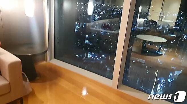 (제주=뉴스1) 고동명 기자 = 제주도내 최고층 건물인 제주시 노형동 드림타워 내 그랜드하얏트제주(5성급) 호텔 객실에 누수가 발생해 바닥이 젖어있다(피해 투숙객 제공 영상 캡처)© 뉴스1