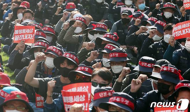 20일 오후 부산 부산진구 전포동 송상현광장에서 '10.20 민주노총 총파업대회'가 열리고 있다. 2021.10.20/뉴스1 © News1 여주연 기자