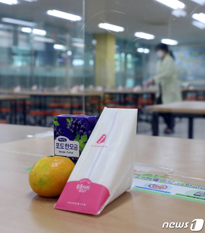 서울 시내 한 초등학교 점심메뉴가 샌드위치와 쥬스 등으로 대체됐다. 2021.10.20/뉴스1 © News1 이승배 기자