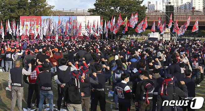 10.20 총파업에 돌입한 민주노총 울산본부 조합원들이 20일 오후 울산 남구 태화강 둔치에서 대규모 총파업 집회를 열고 구호를 외치고 있다. 2021.10.20/뉴스1 © News1 윤일지 기자