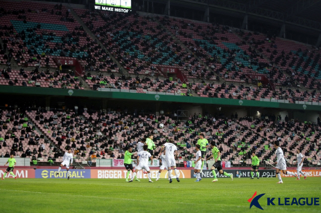울산 현대와 전북 현대 선수들이 지난 17일 전주월드컵경기장에서 열린 2021 아시아축구연맹 챔피언스리그 8강전에서 1만여 관중이 지켜보는 가운데 맞대결을 펼치고 있다. 제공 | 한국프로축구연맹