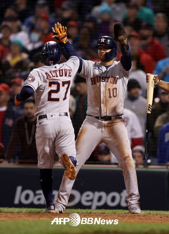 8회초 동점 솔로포를 터뜨린 호세 알투베(휴스턴). ⓒAFPBBNews = News1