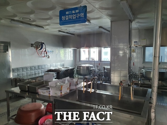 20일 학교비정규직 노동자들이 총파업에 나서면서 대전 한 초등학교 급식실 불이 꺼져있다. / 대전 = 김성서 기자