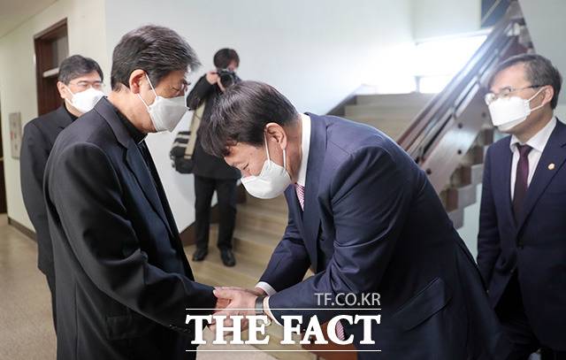 윤석열 국민의힘 대선 경선 후보(오른쪽)가 20일 오전 대구 중구 천주교 대구 대교구청을 방문해 조환길 대주교와 인사를 하고 있다./윤석열 캠프 제공