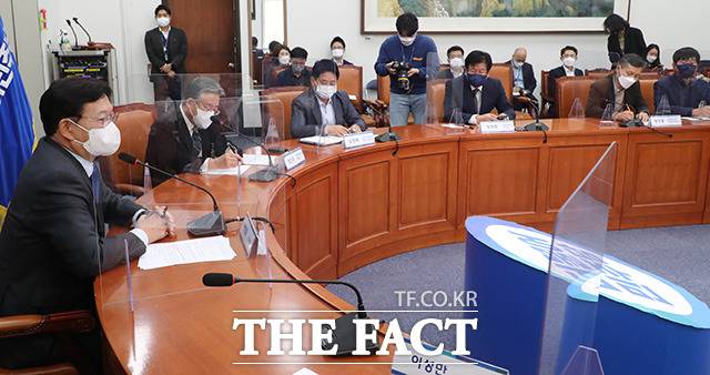 송영길 더불어민주당 대표가 20일 오후 서울 여의도 국회에서 열린 더불어민주당 소상공인단체 간담회에서 모두발언을 하고 있다./국회=남윤호 기자