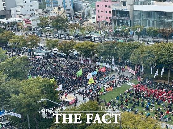 민주노총은 이날 오후 2시 부산진구 송상현광장에서 '10.20 민주노총 총파업대회'를 열고 "불평등 세상을 바꾸기 위해 이 자리에 섰다"고 밝혔다./부산경찰청 제공.