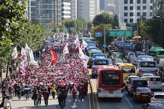 민노총 총파업에 참가한 조합원들이 20일 서울 서대문역 인근에서 행진하고 있다. /연합뉴스