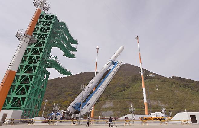 2021년 10월 20일  한국형 우주발사체 누리호가 전남 고흥군 나로우주센터 제2발사대에 기립되고 있다./한국항공우주연구원 제공